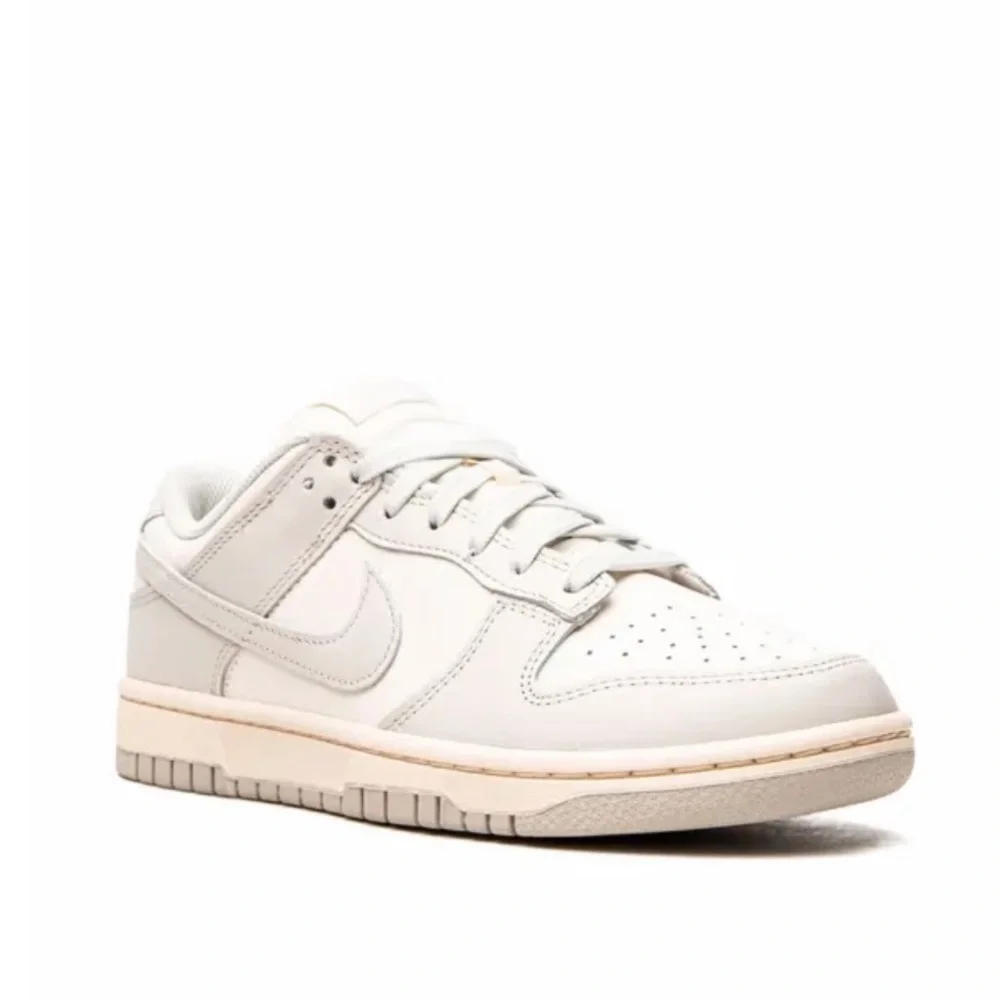 Nike Dunk Low Light Bone Sneakers